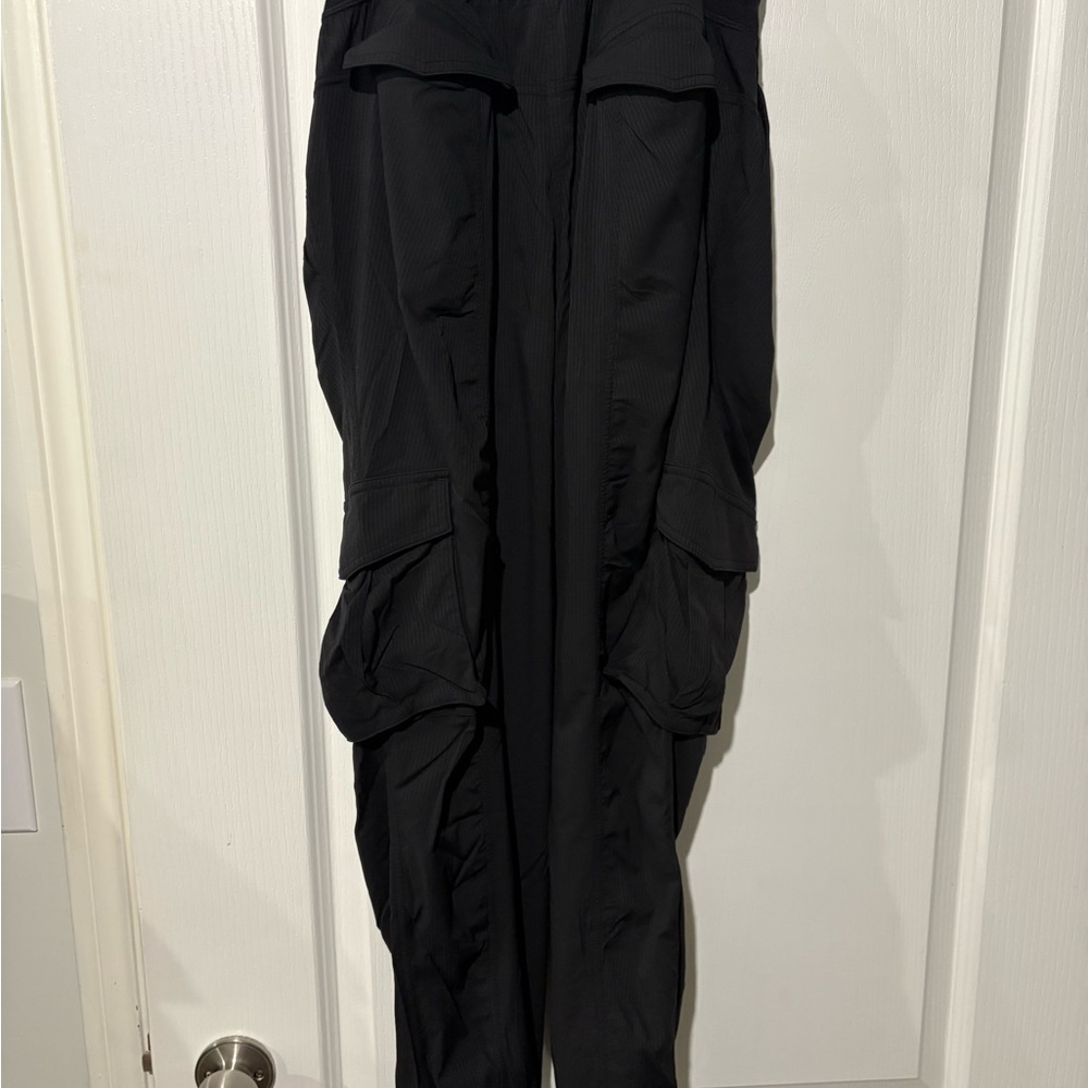 Women’s lululemon black Cargo Jogger Pants - Picture 3 of 4